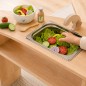 Preview: Sensorik-Sinnestisch mit Edelstahlbecken – Kinderhand wäscht Salat und Gemüse spielerisch im Spülbecken